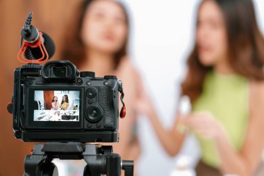 Kadın Etkilenen Vlog video görüntülerini canlı olarak çekiyor. Makyajın çoğu sosyal medya ya da blog 'u anlatıyor. Kozmetik stüdyosu ışıklandırmalı mutlu genç kız çevrimiçi pazarlama oturumu yayını için..
