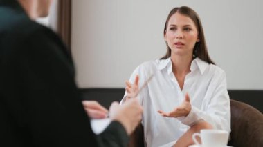 Psikolojik konsültasyon zihinsel problemde iyileşme kaydediyor, genç hasta terapi seansında, psikiyatrist de akıl hastalıkları konusunda tanı koyuyor. Zihinsel tedavi seansı. Düzenle