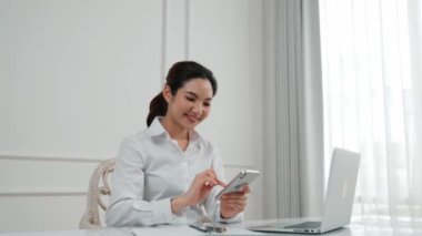 Genç bir kadın internet üzerinden alışveriş yapmak için internet üzerinden internet üzerinden internet üzerinden alışveriş yapıyor. Modern ve konforlu çevrimiçi alımlar güvenli ve uygun alışverişleri sağlar.