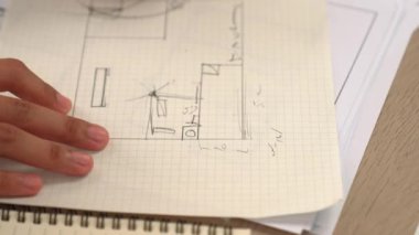 Ölçüm ve yazma aracını kullanarak mimari ofisindeki inşaat doğruluğu için ayrıntılı bir plan tasarlayan akıllı mimar ya da akıllı mühendisin videosu. Eline odaklan. - Yakın çekim. Tanımlama.