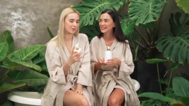 Modern otelde küveti olan tropikal ve egzotik bir spa bahçesi mi yoksa elinde bornozla gezen iki kadın mı yeşil yapraklı, boş zamanların tadını çıkarıyor? Blithe