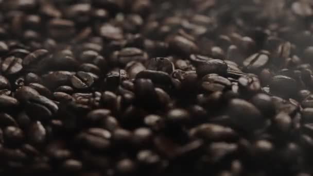 Aproape Boabe Cafea Maro Proaspăt Fum Prăjit Din Grămadă Boabe — Videoclip de stoc