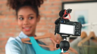 Arka plan görüntüsü, kamera ekran kaydedicisi kadın nüfuzcusu canlı yayın video görüntüsü görüntüleme kritik sosyal medya ya da blog 'u gizliyor. İnternetteki pazarlama yayını için giysi stüdyosu ışıklandırması olan kız.