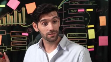 Hoparlörleri iş adamlığından kadın yöneticiye çevirin. Profesyonel işadamı, yeni proje sunumunu gece ofisinde dinleyen uzman iş kadınına işaret gönderiyor. İzleme