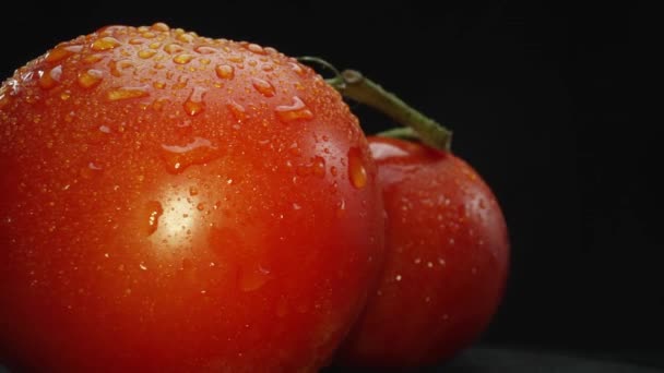 매크로 그래피 소박한 바구니 토마토는 극적인 검은색 배경에 보여줍니다 클로즈업 — 비디오