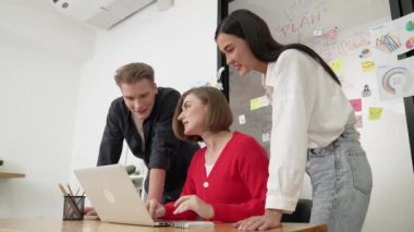 Meslektaşım strateji hakkında beyin fırtınası yaparken ve tartışırken, profesyonel iş ekibi iş kurma projesini cam panonun önünde zihin haritasıyla birlikte yürütüyor. Tertemiz..