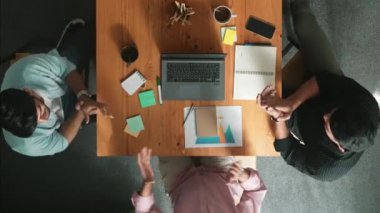 Başarılı bir projeyi kutlamak için el ele tutuşup el ele tutuşurken dizüstü bilgisayara bakan yetenekli iş adamlarının en iyi görüntüsü. Birliğin temsilcisi, takım çalışması birlikteliği. Cemaat.