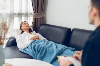 Stresli ve depresif bir hasta zihinsel hastalığı ve depresyonu olan psikiyatristten terapi sırasında yardım istiyor. Akıl sağlığı ve tıbbi bakım konsepti. Açılıyor