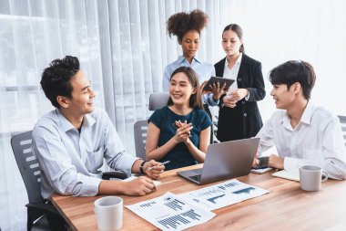 Çok ırklı analist ekibi toplantı masasındaki mali raporu analiz etmek için BI gösterge tablosunu kullanıyor. Çeşitli iş adamlarından oluşan bir grup, FIntech 'in veri analizini başarılı iş pazarlaması için kullanır. Uyum