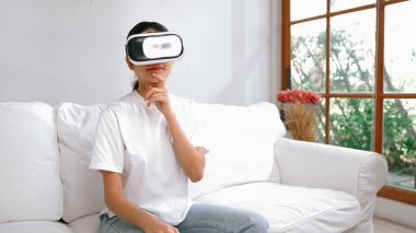 Canlı online alışveriş deneyimi için sanal gerçeklik gözlüğü kullanan genç bir kadın. Sanal gerçeklik VR yeniliği kadın dijital eğlence yaşam tarzı için optimize edildi.