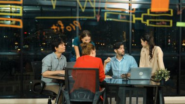 Ofiste yeni bir iş kurma projesi hakkında yetenekli bir takım tartışması. Bir grup iş adamı gece ofisinde gökdelenle konuşuyor, anlatıyor, paylaşıyor, pazarlama fikrini tartışıyor. İzleme