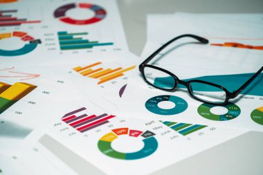 Ofiste çalışmakla meşguldüm. İş konsepti. uds