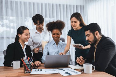 Çok ırklı analist ekibi toplantı masasındaki mali raporu analiz etmek için BI gösterge tablosunu kullanıyor. Çeşitli iş adamlarından oluşan bir grup, FIntech 'in veri analizini başarılı iş pazarlaması için kullanır. Uyum