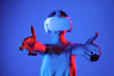 VR kulaklık takan zeki bir kadın metaevrene bağlanıyor, gelecekteki siber uzay topluluğu teknolojisi. Sanal silaha hükmeden zarif bir kadın ciddi ciddi oyun oynuyor. Halüsinasyon.