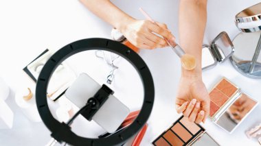 Güzellik blogcusunun ya da nüfuzlu kişinin üst görünümü çevrimiçi canlı yayın platformunda sosyal medya pazarlamasını ya da öğretim elemanlarını görüntüler.