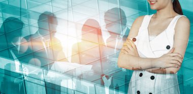 Soyut modern şehir arka planında başarılı iş insanlarının çift pozlama görüntüsü. Gelecekteki iş ve iletişim teknolojisi kavramı. Gerçeküstü gelecekten gelen çoklu pozlama grafik arayüzü. uds