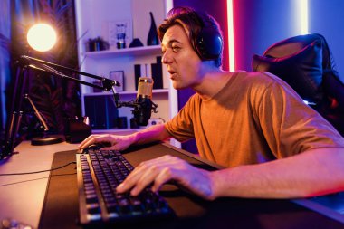 Kazanmak için çevrimiçi oyun oynayan akıllı flama makinesinin sunucu kanalı, neon ışıklı odada seçilen takım yarışması için izleyicilerle birlikte canlı yayında canlı yayında kulaklık takıyor. Bireysel.