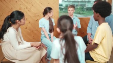 Grup terapisi sırasında çekici bir çocuk tecrübesini paylaşıyor. Etrafı çok kültürlü arkadaşlarla çevriliyken lise öğrencisi iyileşme sürecinden bahsediyor. Öğretim