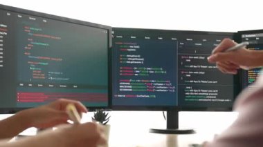 Bilgisayar programlama için arka uç yazılım geliştirici mühendisi. Yazı yazma kodlarını ayıklamak için birlikte çalışıyorlar. Ofisteki monitörde karmaşık algoritmaları çözüyorlar. Filizlenen