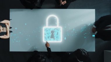 Bir grup yetenekli iş adamı ağ güvenliği hakkında konuşuyor. Profesyonel iş adamının pazarlama fikrini göstermesi ve beyin fırtınası yapması. Teknoloji gizlilik koruması kavramı. Müdürlük.