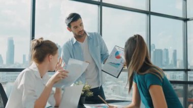 Profesyonel iş adamı akıllı yatırımcılara finansal grafiğini sundu. İşletme ekibinin birlikte çalışması, beyin fırtınası yapması, fikir paylaşması...
