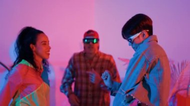 Çeşitli mutlu insanlar stüdyoda neon ışığı eşliğinde canlı müziğe geçiyorlar. Çekici hipster dans ederken Asyalı adam enerjik bir hareket sergilerken çok kültürlü takım tezahürat ve destek yapıyor. Mutluluk.