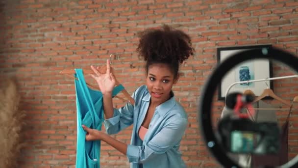 Nainen Vaikuttaja Ampua Streaming Vlog Video Tarkistaa Vaatteita Ratkaiseva Sosiaalinen — kuvapankkivideo