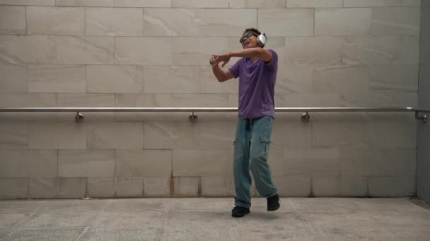 Bonito Hipster Ouvir Música Enquanto Move Dançar Música Sala Dança — Vídeo de Stock