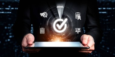 İş adamı, QC ve QA standartlarının karşılandığından emin olmak için katı kalite güvencesi protokolleri uyguluyor. Kalite güvencesi ile sertifikalı ürün mükemmelliğine ulaşmak. FaaS