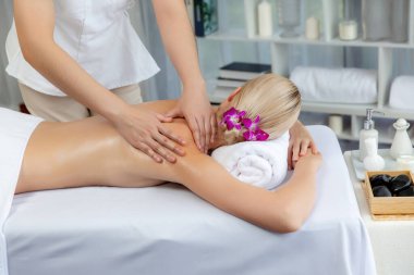 Kafkasyalı kadın müşteri stres önleyici spa masajının keyfini çıkarıyor ve lüks otel ya da oteldeki gündüz açık ortam güzellik salonunda güzellik teniyle eğleniyor. Sessiz.