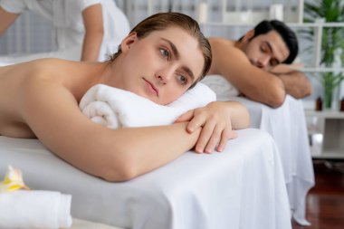 Kafkas çift müşterisi stres önleyici spa masajının keyfini çıkarıyor ve lüks otel veya oteldeki gündüz açık hava ortamında güzellik teniyle eğleniyor. Sessiz.