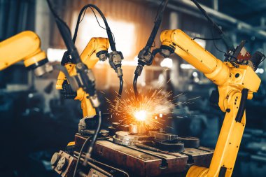 Sanayi 4.0 veya 4. endüstriyel devrimin otomasyon üretim sürecini ve IOT yazılımını gösteren dijital fabrika üretim teknolojisi için MLP Smart Industry robot kolları.