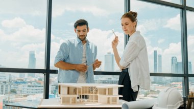 Stres mimarı mühendis takımı ev modeli inşaatı hakkında konuşuyor. Başarılı iç tasarım beyin fırtınası, paylaşım, mimari tasarım. Yaratıcı tasarım. İzleme