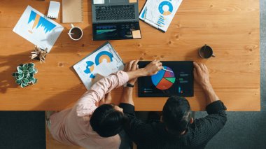 Kafkas iş adamlarının fikir ve yazı raporlarını paylaştığı en üst düzey hava görüşü. Profesyonel çeşitlilikteki insanlar birlikte çalışıyor ve pazarlama planını grafikle buluşturuyorlar. Cemaat.