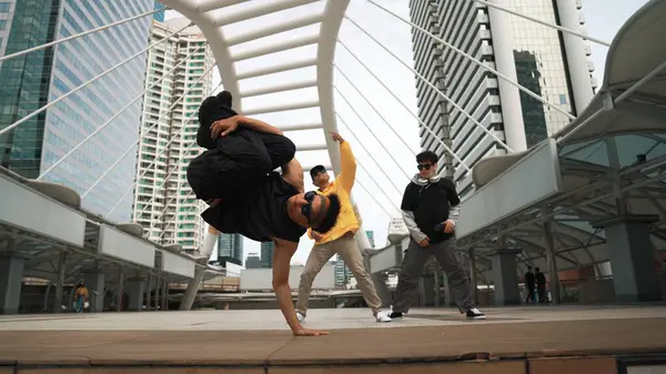 Groep Van Professionele Street Dancer Vrolijken Terwijl Aziatische Hipster Freestyle — Stockfoto