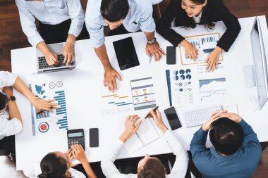 Üst görünüm proje yöneticisi proje yönetimi yazılımı kullanarak ekip ile iletişim kurar ve işbirliği yapar, proje görevinin ilerlemesini izler ve toplantı masasında program planı yapar. Tedbirli
