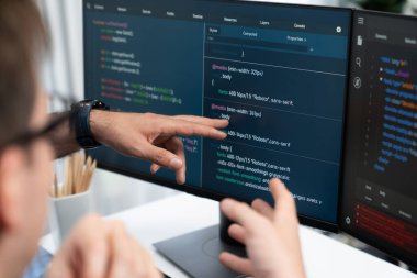 IT geliştiricileri uygulama ve web sitesi verilerinde kodlama programıyla ekranda yazılım geliştirme bilgileri oluşturuyorlar. Güvenlik programı konsepti üzerine teknik mühendis kodlayıcı. Satılabilir.