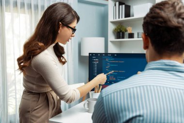 İki ekran ekranında yaratıcı web sitesi planlama yazılımını tartışan yetenekli geliştiriciler programı arka görüş konseptiyle ofiste tasarımı analiz eden tam yığın veri. Varsayım.