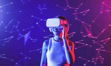 Siberpunk neon ışıklı kadın beyaz VR kulaklık takıyor ve metaevreleri birbirine bağlayan kolsuz tişört, gelecekteki siber uzay topluluğu teknolojisi, sanal gerçeklik nesnesi gözlüğü tutuyor. Halüsinasyon.