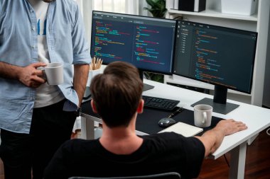 BT geliştiricileri pc ekranında çevrimiçi yazılım geliştirme bilgisini tartışıyor, web sitesindeki son sürüm uygulaması için program kodlaması oluşturuyorlar. Beyin fırtınası yazılımı kavramı güncellendi. Satılabilir.