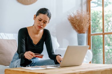 Stresli genç kadının kredi kartı borçlarıyla ilgili maddi sorunları var. En çok kötü kişisel para ve mortgage ödeme yönetimi krizi kavramını gösteriyor..
