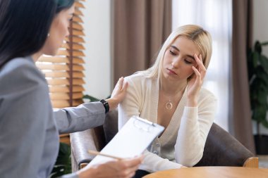 Psikolojik akıl sağlığı danışmanlığı ya da terapi seansındaki genç ve profesyonel bir hastadan akıl hastalığı teşhisi koyarken yardım istemek. Zihinsel tedavi seansı. Blithe