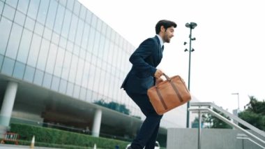 Başarılı bir iş adamı yürürken satışların artmasını kutluyor. Mutlu proje yöneticisi ya da erkek lider başarılı bir projeyle gurur duyuyor, terfi alıyor, iş buluyor. Aşırı sevinç ve mutluluk. Sevinçli..