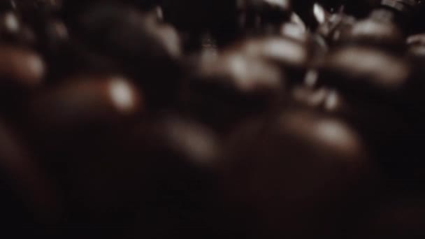 Super Slow Motion Shot Latające Świeże Ziarna Kawy Czarnym Tle — Wideo stockowe
