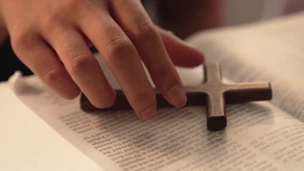 Sens Dévotion Accomplissement Spirituel Avec Disciple Chrétien Catholique Plongent Dans — Video