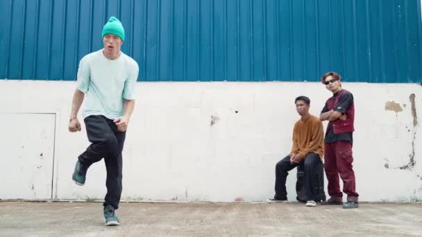 Jonge Straatdanser Dansend Hiphop Stijl Met Multiculturele Vrienden Die Achter — Stockvideo
