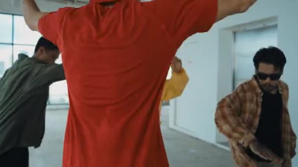 Wielokulturowa Grupa Hipsterów Patrząca Kamerę Podczas Tańca Break Dance Budynku — Wideo stockowe