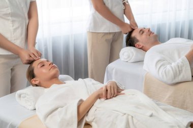 Kafkasyalı çift stres önleyici kafa masajının keyfini çıkarıyor ve lüks otellerde ya da otel spa salonlarında gündüz kaplıcalarında yüz güzelliği eğlencelerini şımartıyor. Sessiz.