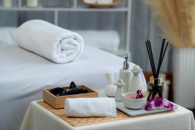 Lüks spa merkezindeki kaplıca masasında güzellik ve güzellik salonu aksesuarları. Spa masajı ve eğlence arka planı konsepti. Sessiz.