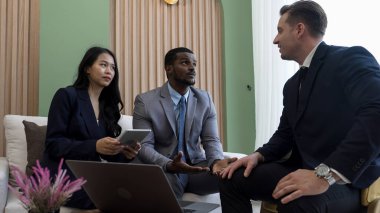 Şehir siluetine bakan süslü ofis, çeşitlilik uzmanlığı iddialı iş genişletme veya stratejik pazarlama tartışmaları. Finansal danışman, danışmanlık sektörü öngörüleri ve fikir verir